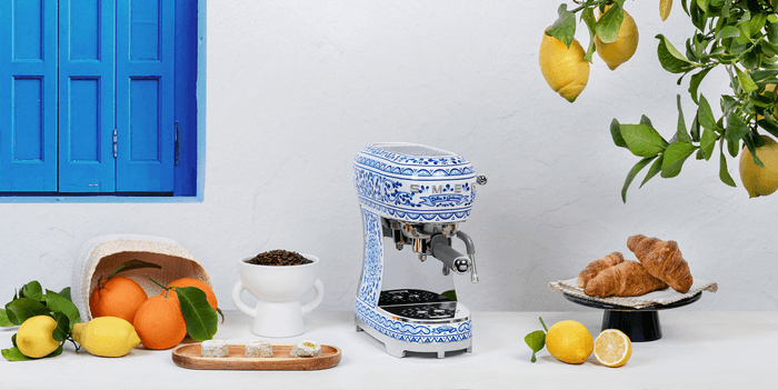 Изображение Рожковая эспрессо кофемашина Smeg ECF02DGBEU 4